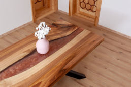 Epoxidový stôl so živicou z orechového dreva s kovovými nohami Stolárstvo Domino