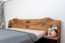 Drevená posteľ z brestového dreva s epoxidom Stolárstvo Domino